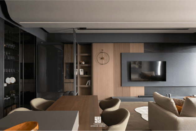 泰御天鑄室內規劃：利用精緻金屬框玻璃隔屏劃分客餐廳動線，保持空間通透感同時具備遮蔽效果，搭配一體成形的木質收納櫃體與展示空間。