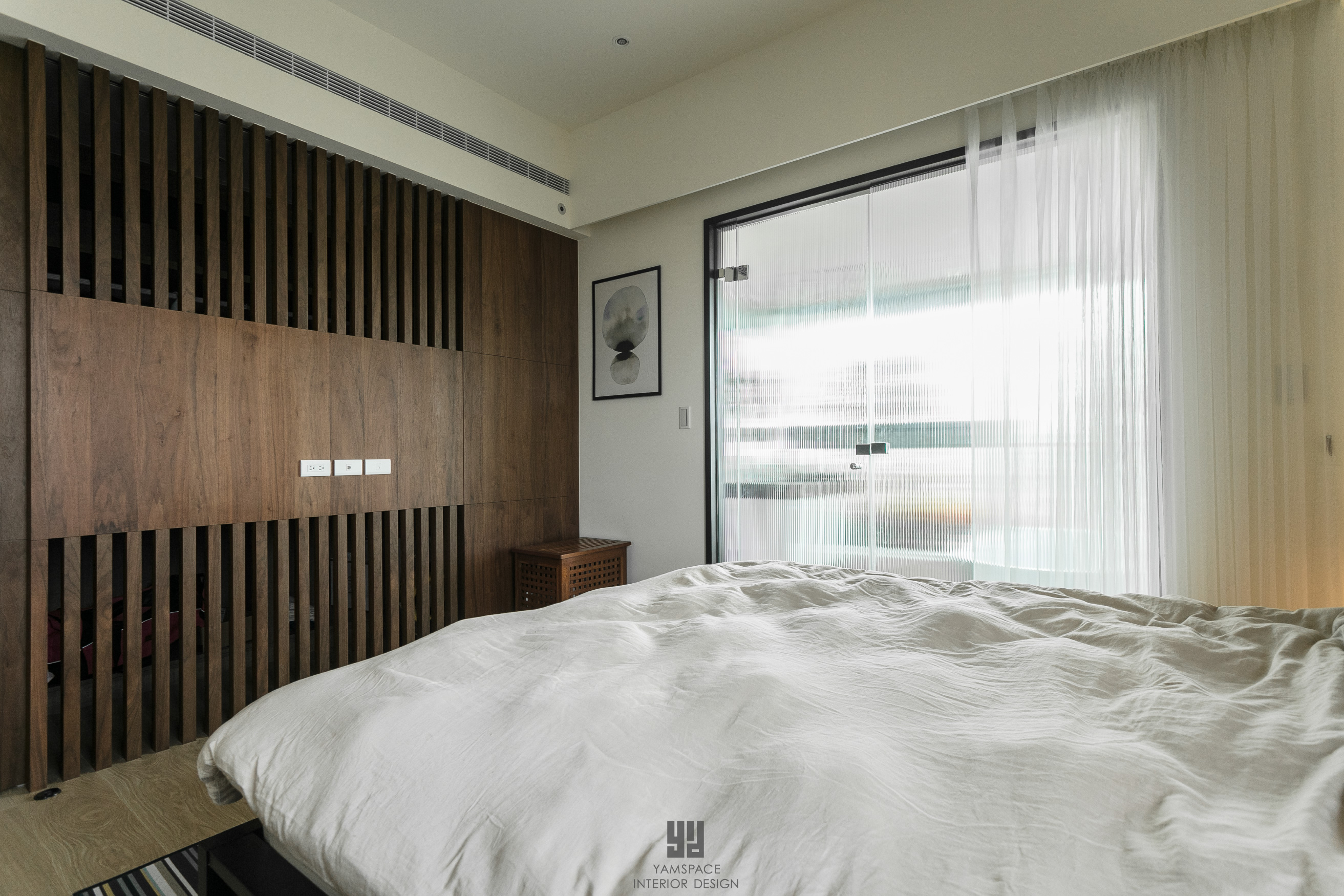 臥室採用大量純白色搭配-台中室內設計推薦