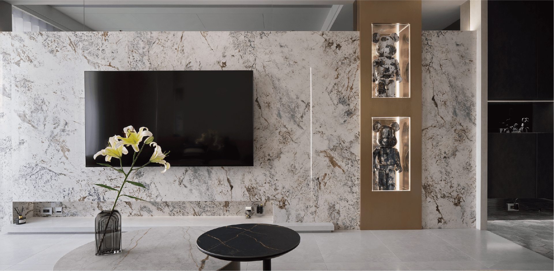 室內設計作品展示大理石紋電視牆，搭配內嵌燈光展示櫃與潮流藝術公仔，打造時尚奢華感——芽米設計