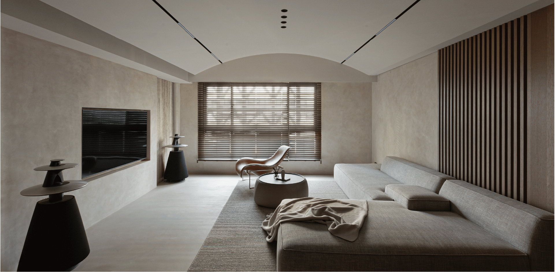 沉穩米色系侘寂風設計，拱形天花搭配百葉窗，營造寧靜舒適的空間氛圍——芽米設計