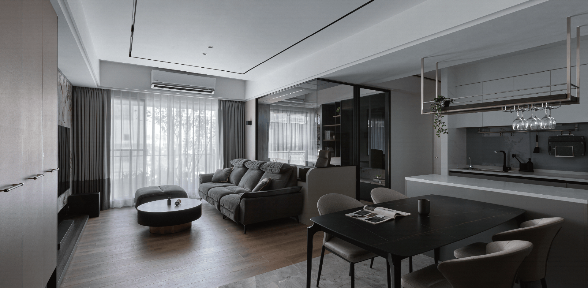黑白灰色調的現代風格客廳與開放式廚房，搭配大片落地窗與金屬吊架，展現高級感的居家設計——芽米設計