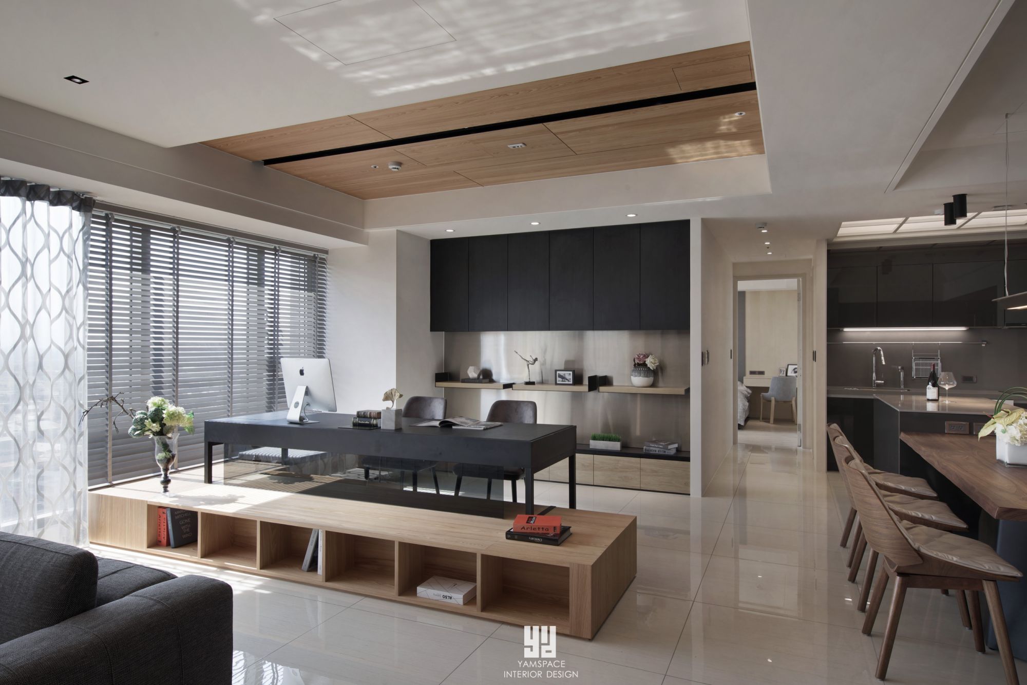 整體空間採用黑、白、木質色系的搭配-台中室內設計推薦