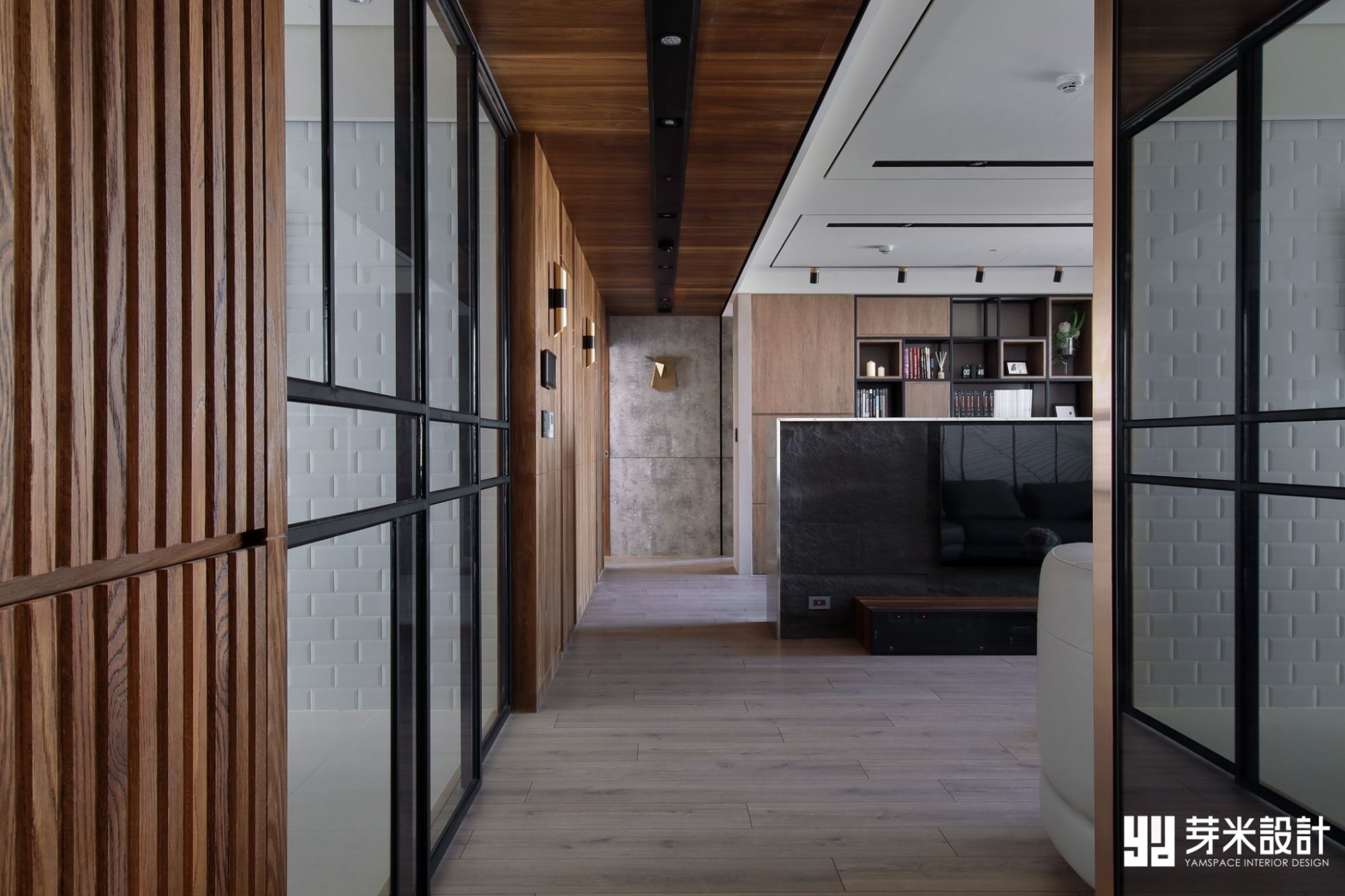 採用木紋設計的客廳-台中室內設計公司