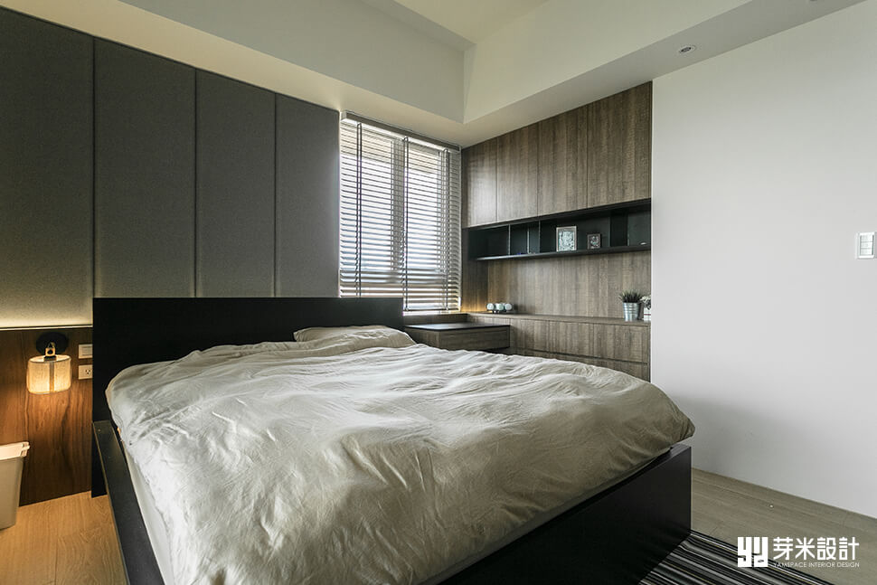 木紋與灰白色系搭配的臥室-美式室內設計