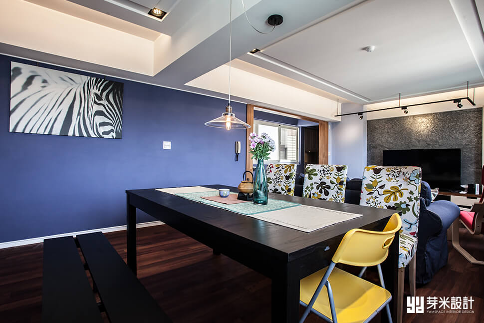 靛藍牆面與黑白斑馬紋掛畫-台中室內設計公司