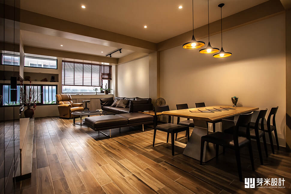 暖黃光照射的用餐區-台中室內設計公司