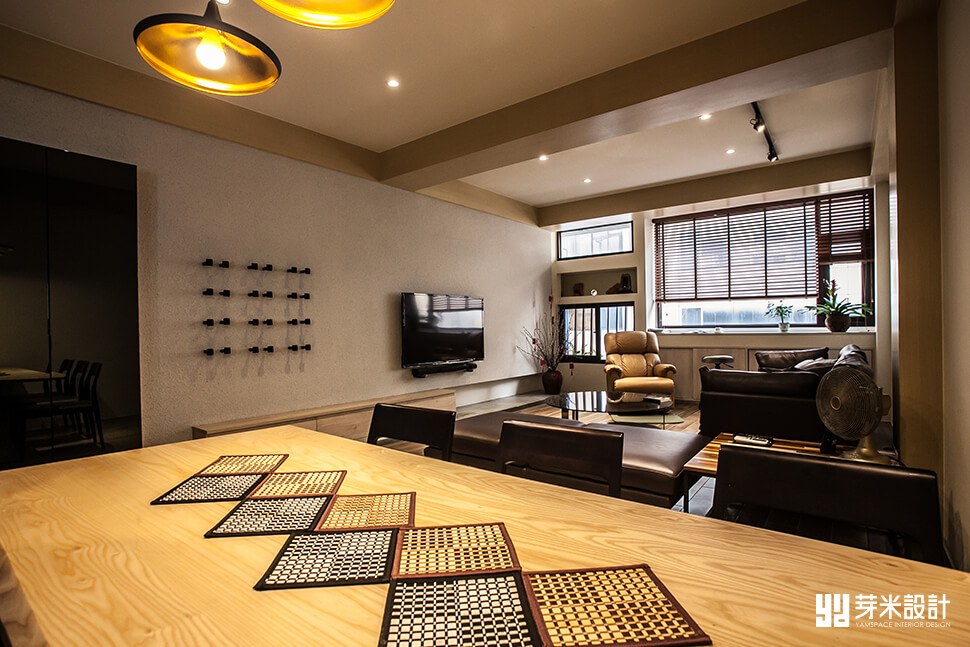 木紋與咖啡色系的客廳-台中室內設計公司