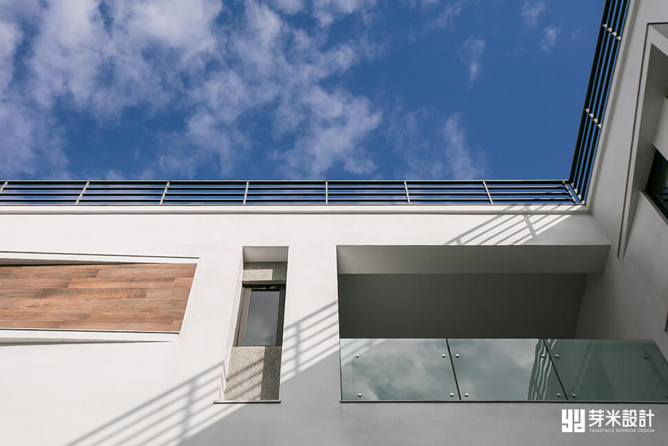 透明玻璃與白色牆面搭配-透天住宅室內設計