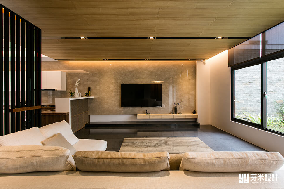 米白色系與木材搭配的客廳-透天住宅室內設計