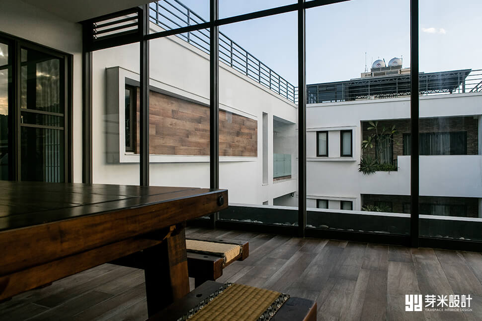 大面窗讓室外的光源能進入-透天住宅室內設計