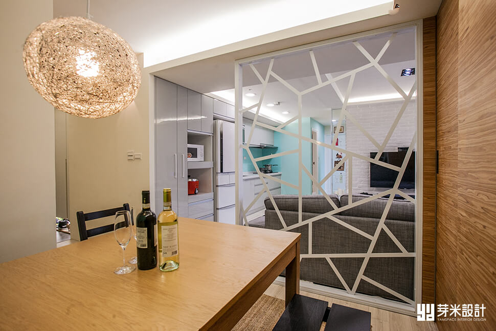 屏風巧妙劃分廚房與客廳的空間-小空間設計