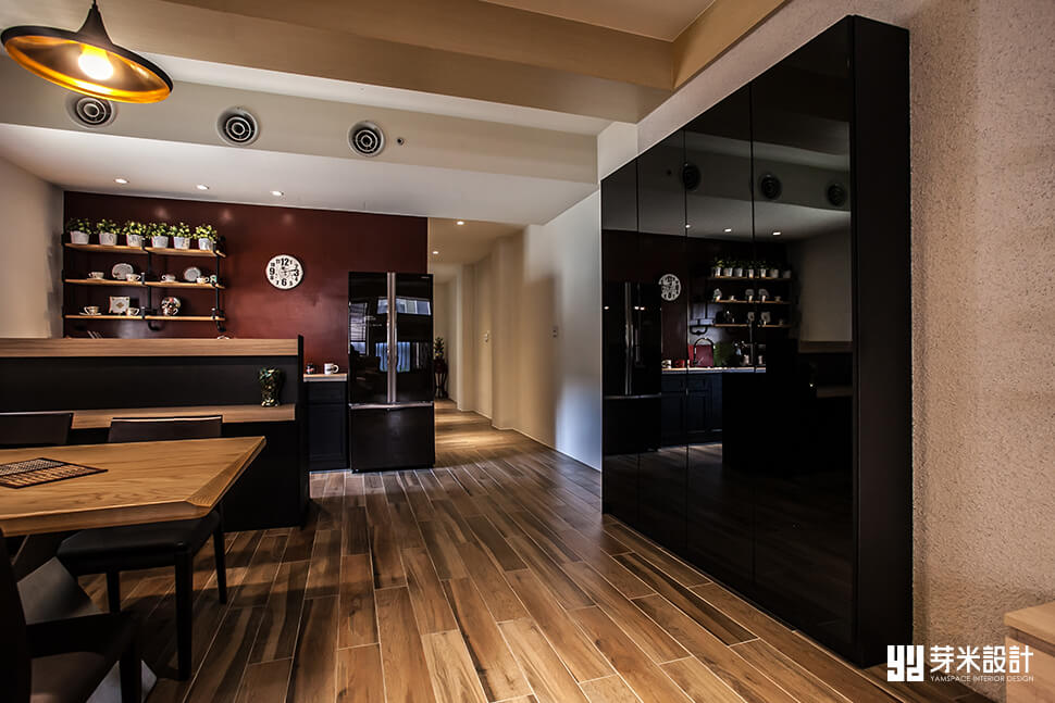 紅酒櫃與黑色收納櫃增添空間層次感-台中室內設計推薦
