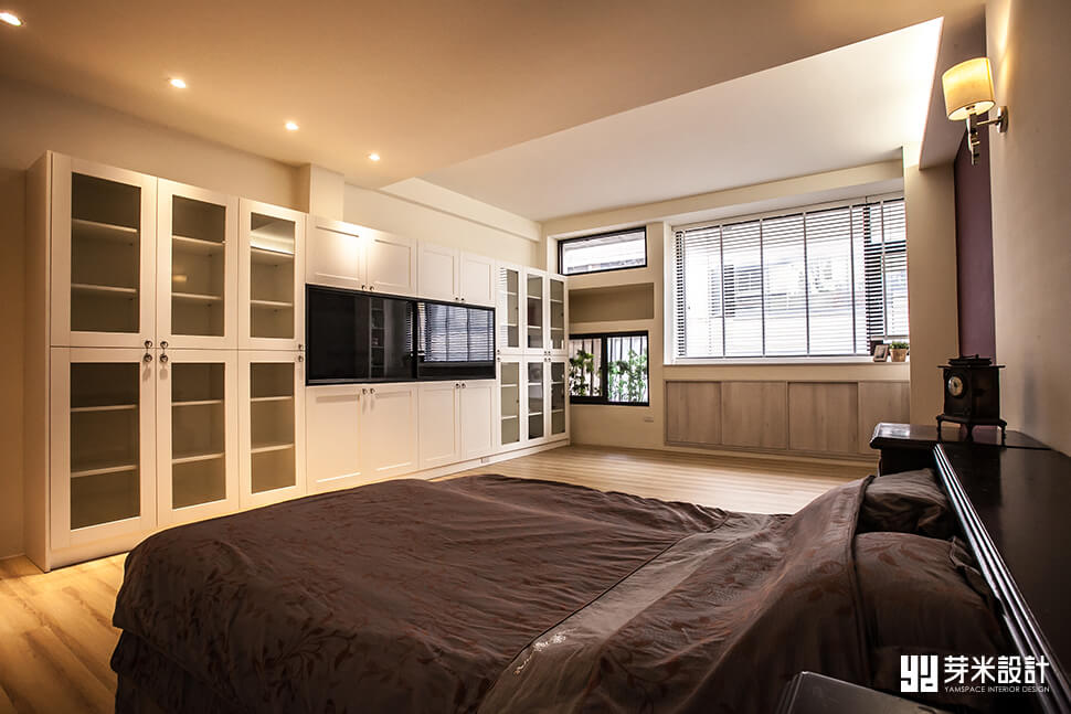酒紅色床具與木紋磚-台中室內設計推薦