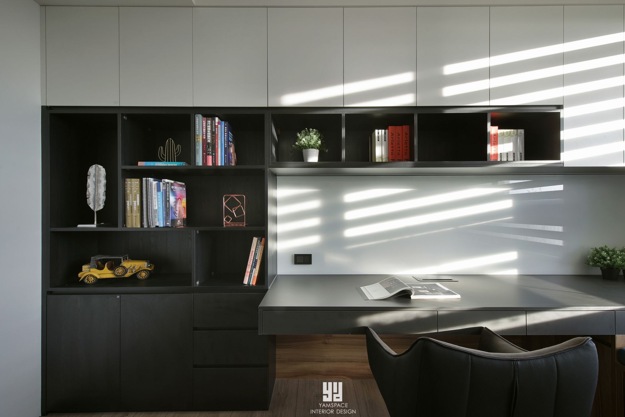 收納空間足夠的書櫃-華廈住宅空間設計案例