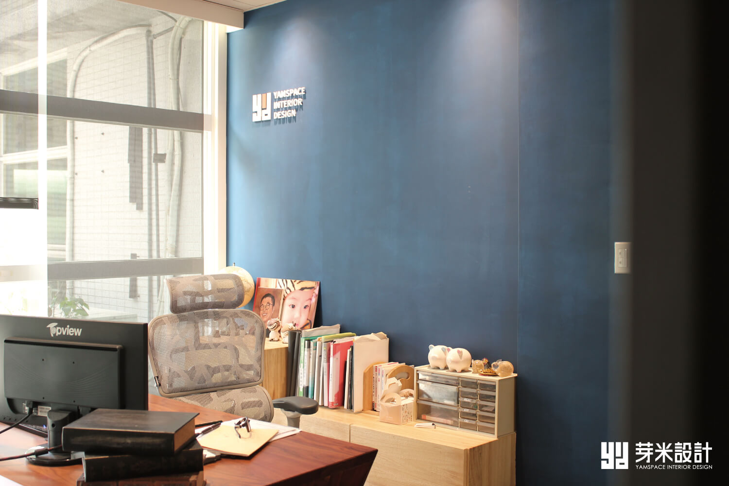 鐵藍色牆面搭配暖黃光-台中室內設計公司