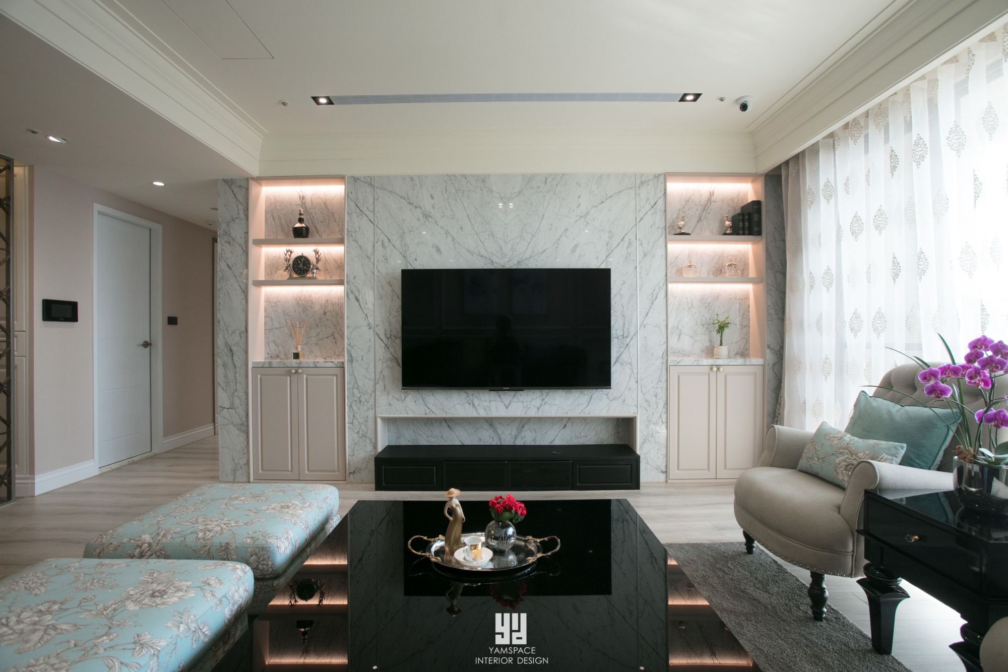 客廳採用大量白色石材-華廈住宅空間設計