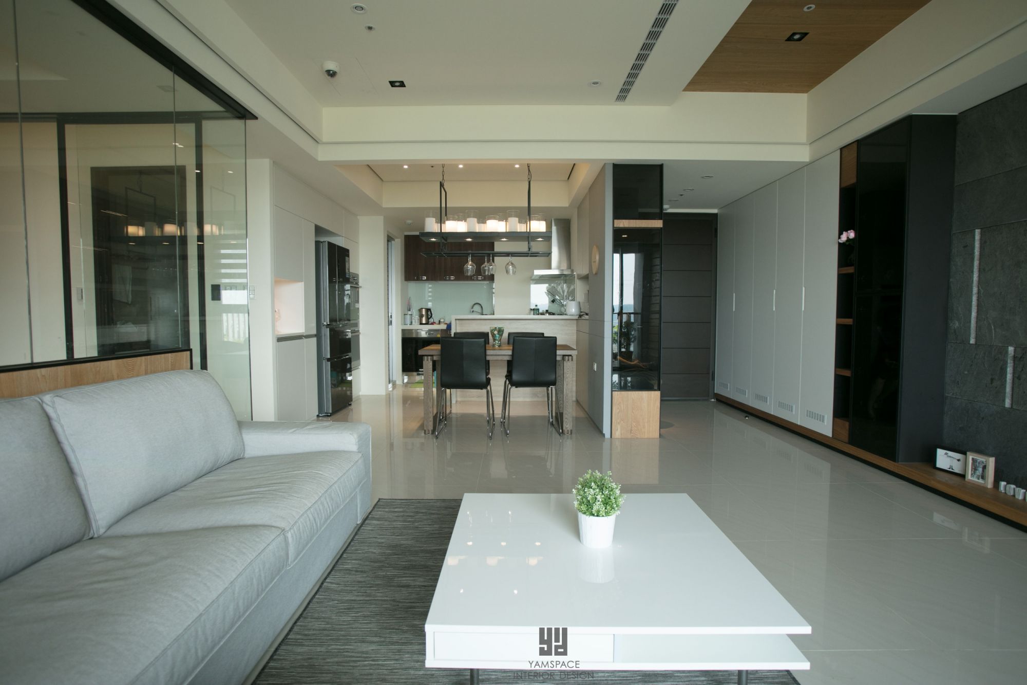 動線暢通的客廳與餐廚區域-台中室內設計推薦
