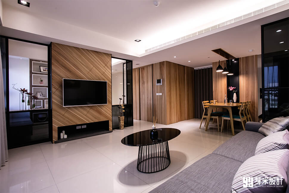 採用木紋皮貼的客廳空間-台中室內設計