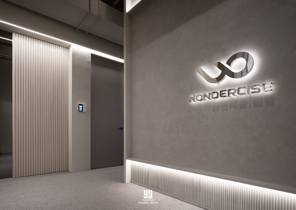 商辦設計的大門入口形象牆，LOGO配置燈光