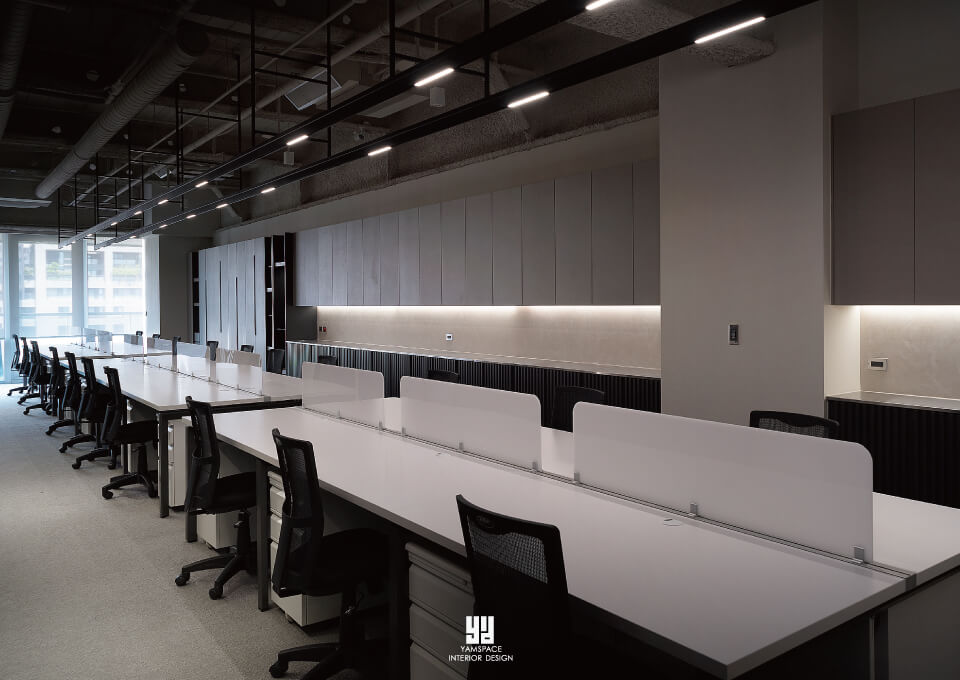 Loft工業風天花板設計，開放式辦公室及沿牆OA家具系統櫃