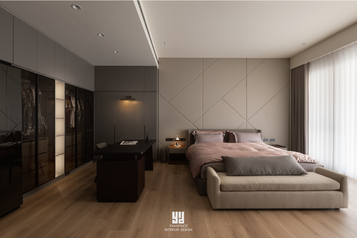 台中北屯自地自建電梯別墅女兒房：以幾何斜紋造型藝術漆背牆搭配深灰系統更衣櫃、暖色軌道燈與木質地坪，呈現具個性的女兒主臥空間。