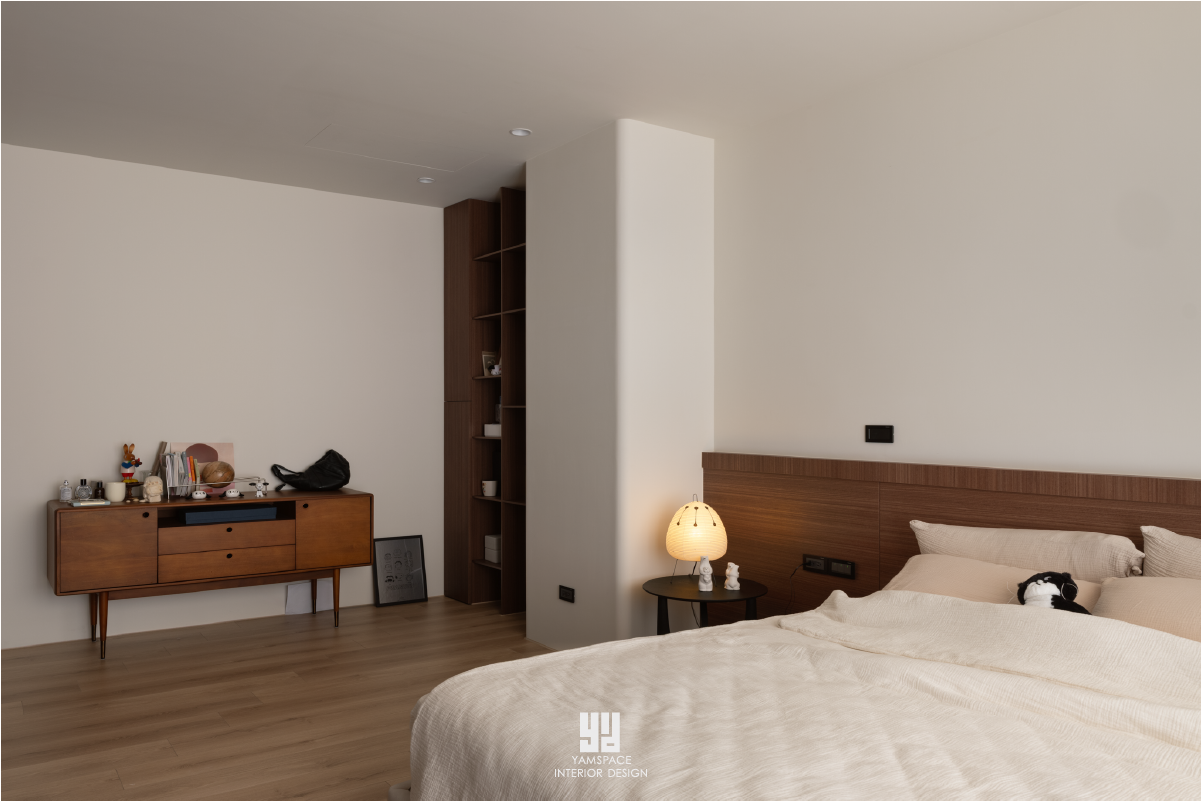 台中北屯自地自建電梯別墅 4F 女兒主臥：暖灰色藝術塗料背牆搭配米色三層紙燈吊燈，斜頂造型天花與木質地坪，呈現閣樓式詩意睡眠空間。
