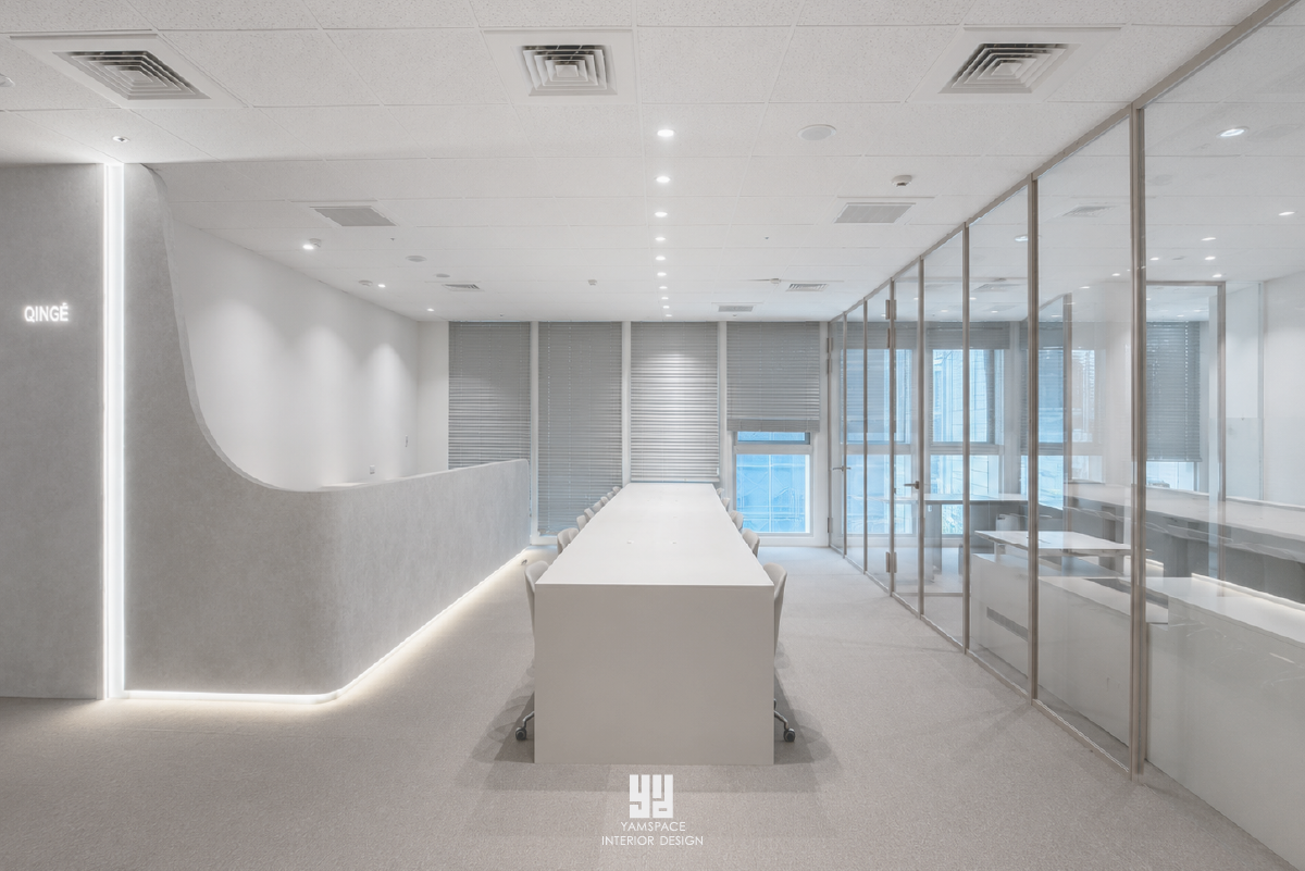 Linger 親家市政廣場|辦公室入口 DINGE 弧形造型牆與線型燈帶 台中西屯 29 坪行銷公司辦公室 Linger:入口以大型灰藝術漆弧形造型牆搭配 DINGE 品牌 logo 與隱藏式線型燈帶,內部延伸為鋁框玻璃隔間辦公區,形塑仛寂風商業空間的流動視覺。