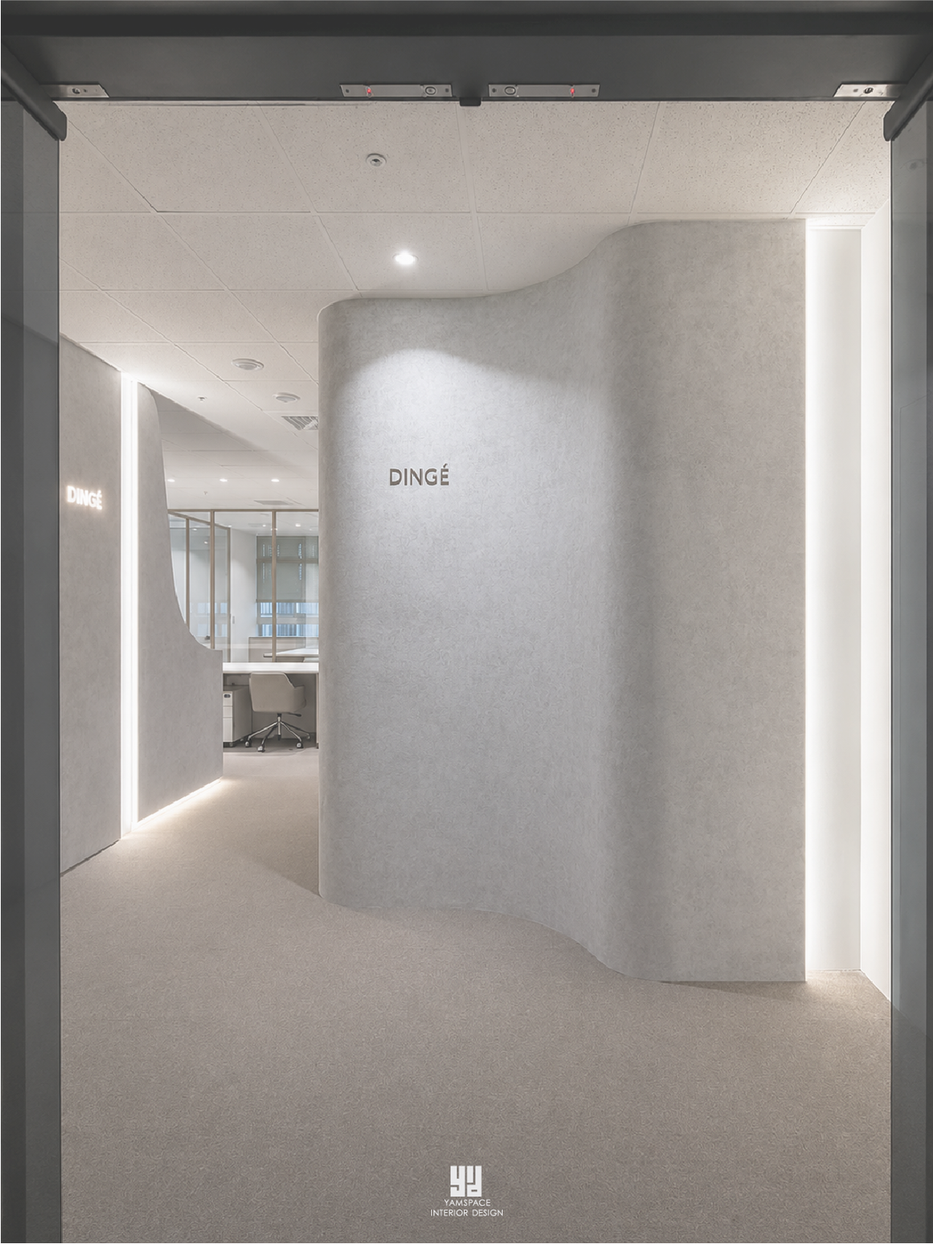 Linger 親家市政廣場|從外部望入 DINGE 弧形牆的入門儀式 台中西屯行銷公司辦公室 Linger:從門外向內望入,見兩道弧形藝術漆牆錯落佈局,DINGE 品牌 logo 呈現交疊層次感,帶入通透且具流動感的辦公室入門動線。