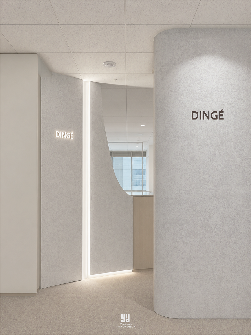 Linger 親家市政廣場|DINGE 品牌 logo 雙處交疊的辦公室主視覺 台中西屯 29 坪辦公室 Linger:兩道弧形造型牆分別呈現 DINGE 品牌 logo——一處為發光字、一處為立體字——構築行銷公司辦公室的品牌識別主視覺。