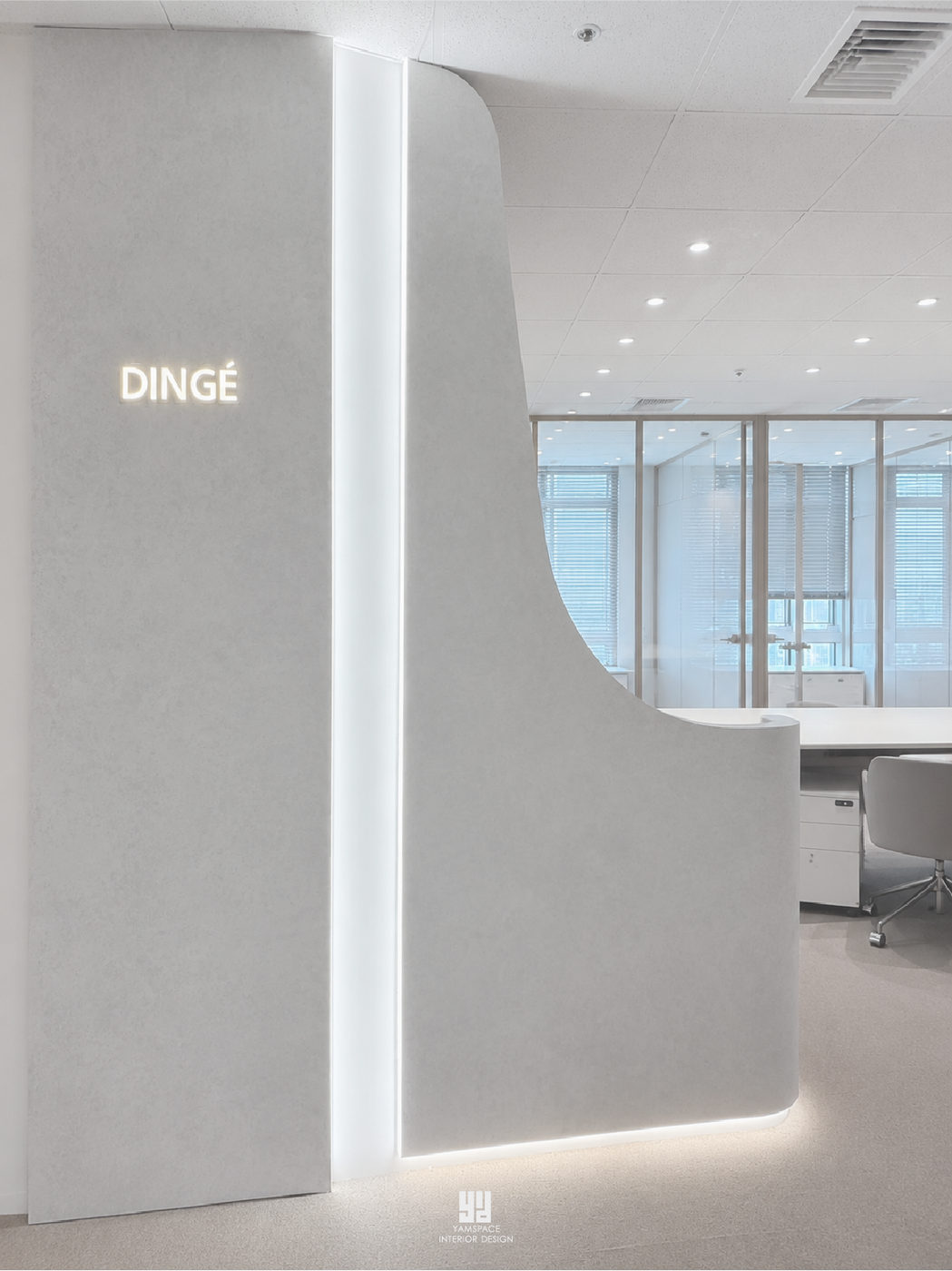 Linger 親家市政廣場|DINGE 弧形造型牆特寫與隱藏線型燈帶細節 台中西屯行銷公司辦公室 Linger:DINGE 弧形藝術漆造型牆搭配隱藏式垂直線型燈帶,柔化辦公室入門大柱體,將原本結構的限制轉為仛寂風視覺亮點。