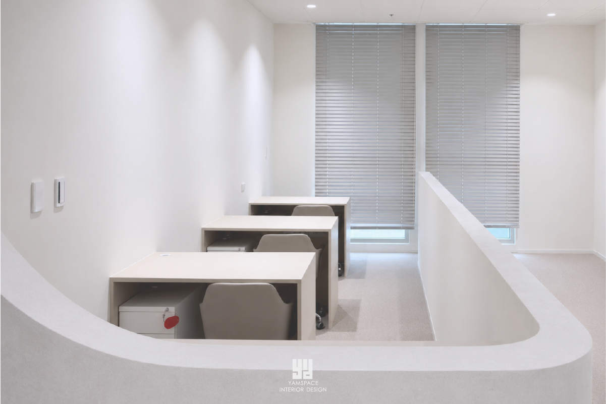 Linger 親家市政廣場|主管辦公區:弧形圍塑桌區與百葉窗光感 台中西屯行銷公司辦公室 Linger:主管辦公區採低矮弧形藝術漆矮牆圍塑三張獨立工作桌,搭配灰色百葉窗與自然側光,呈現半開放式的主管私領域。