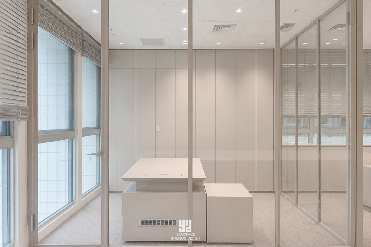 Linger 親家市政廣場|老闆辦公室:白色量體桌與極簡收納 台中西屯行銷公司辦公室 Linger:老闆辦公室採白色量體工作桌搭配整面極簡收納櫃、鋁框玻璃隔間與百葉窗,呈現仛寂風商業空間的沉穩獨立辦公氛圍。