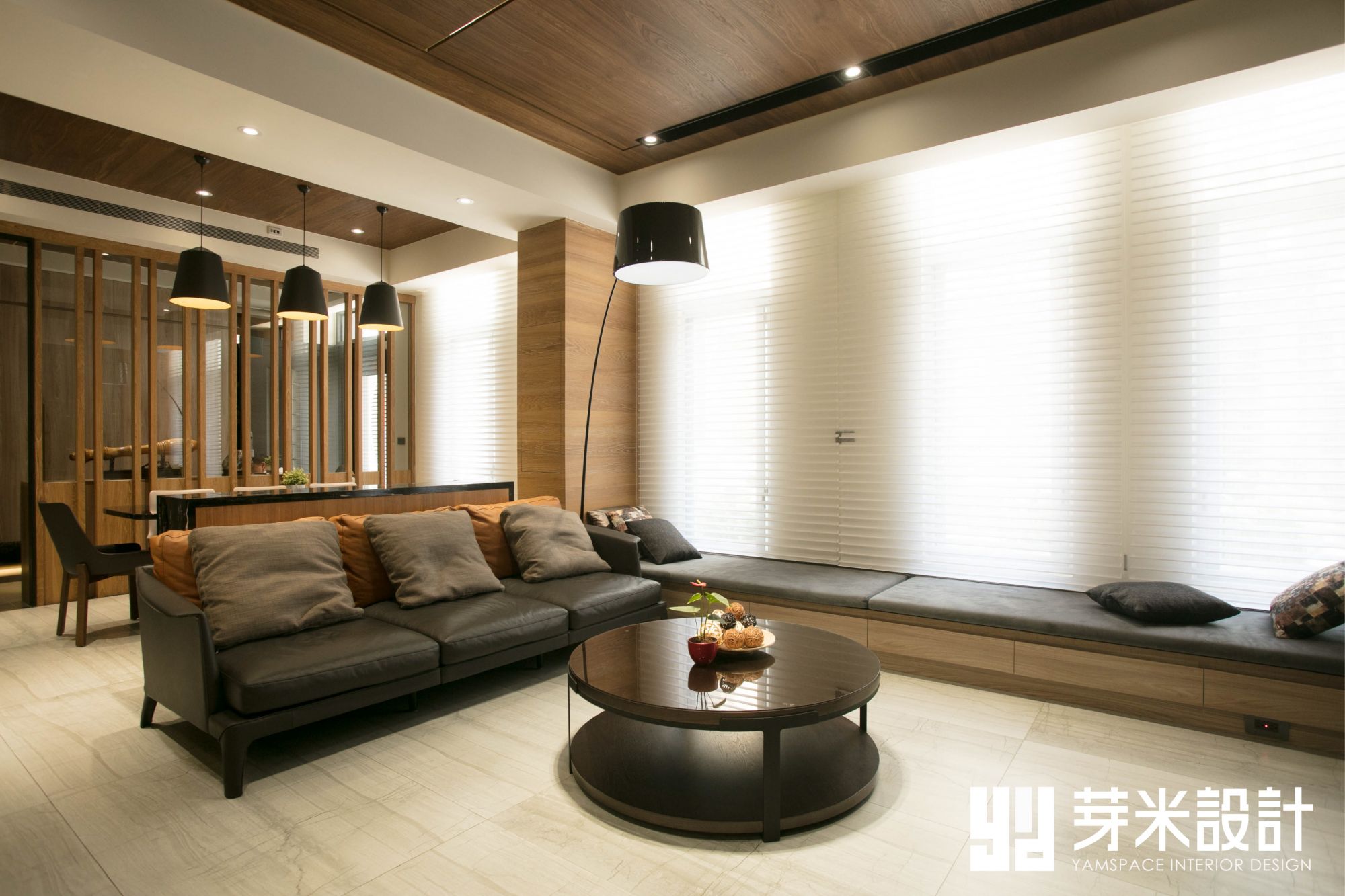 面貼淺色磁磚使客廳有放大效果-台中室內設計公司