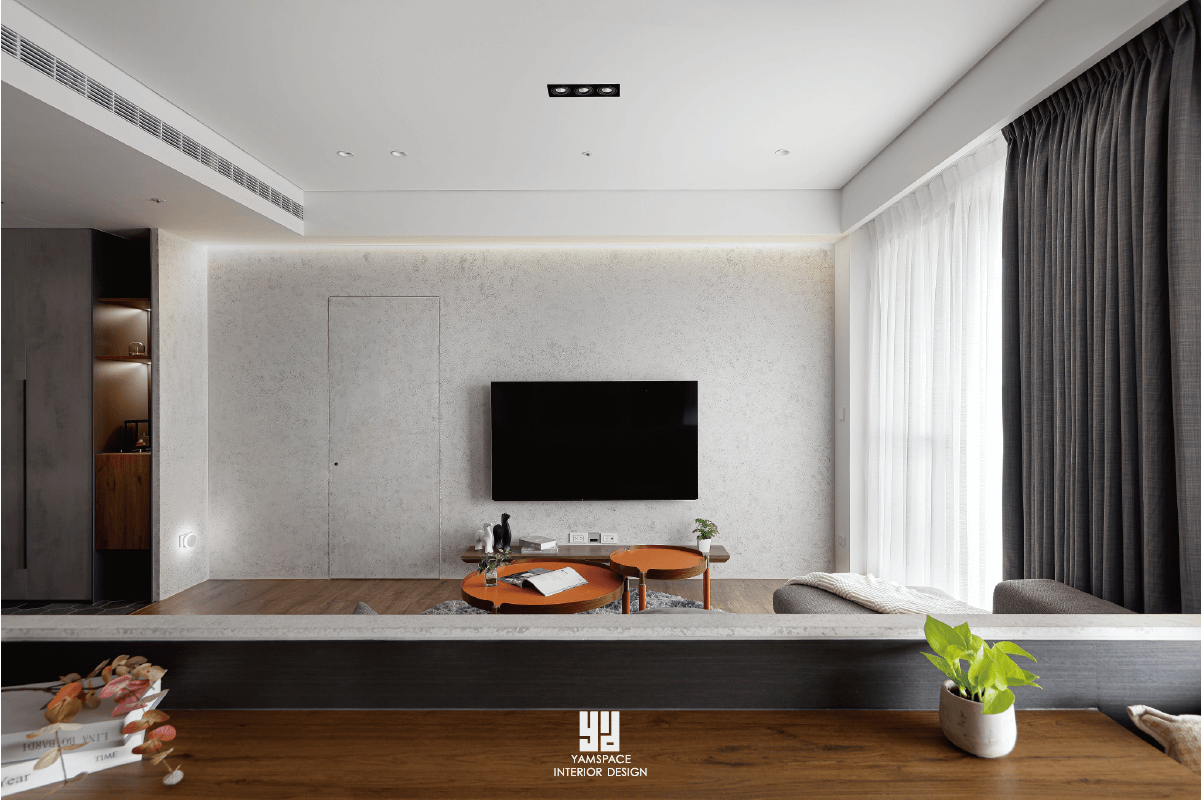 大面積珪藻土電視牆設計，不僅吸濕且美觀易保養